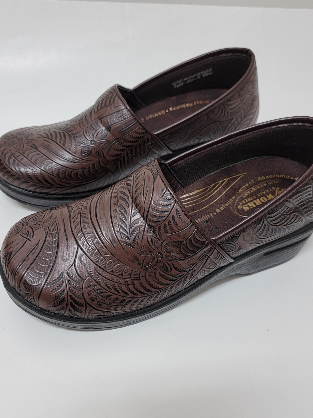 Easy Works by Easy Street Lyndee Brown Slip-Resistant Clogs Womens Shoes 8.5 WW